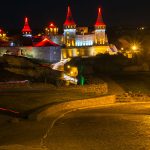 Château féerique illuminé dans la nuit